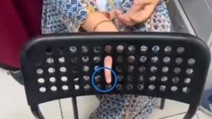 视频|“你是怎样插进去的？” 女子手指卡椅孔 求助消拯员全网笑翻