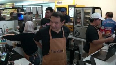 视频| 不做部长改当老板!拉菲兹便利店开幕 亲自冲咖啡端食物