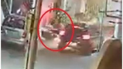 视频| 不满后视镜被摩托擦撞 司机夫妇怒追撞死送餐员