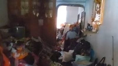 视频| 全屋都是垃圾寸步难行 居民惊呼“要怎样睡觉？”