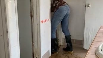 视频|公共女厕堵塞满地“黄金”！ 清洁工怒斥：别再乱丢卫生棉！