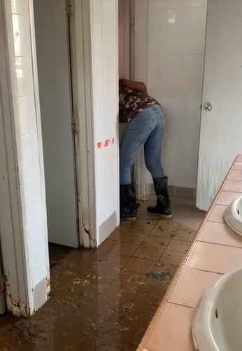 视频|公共女厕堵塞满地“黄金”！ 清洁工怒斥：别再乱丢卫生棉！