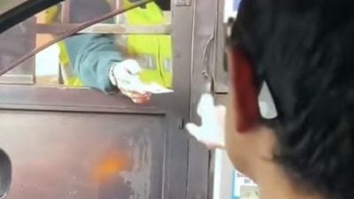 视频 | 卡没钱还拍片挑衅收费员 男子自取其辱遭全网猛喷