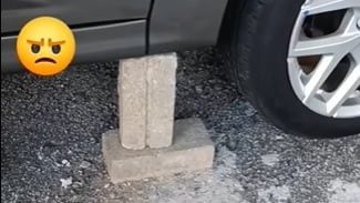 视频| 双重停车未留电话被放石砖 2男停车场对骂视频疯传