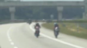 视频| 女子怒骂大道飙车族 挥衣架准备下车“教训”引热议