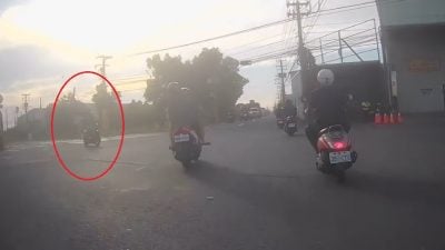 视频| 摩托高速闯红灯撞摩托 骑士双双抛飞逃一劫