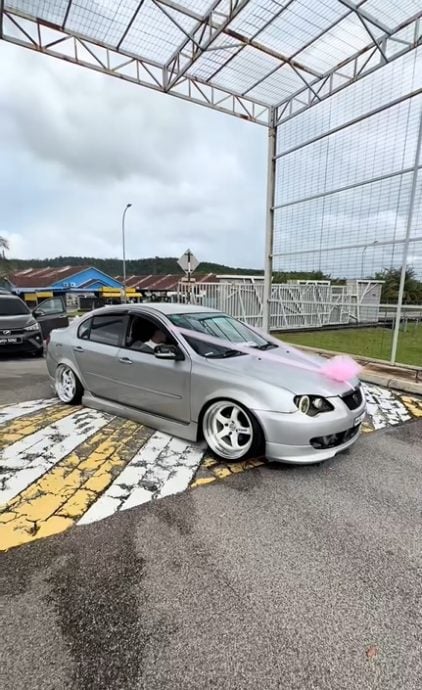 视频|新娘车底盘太低卡路墩！ 新人大喜日蹲马路修车笑翻网民