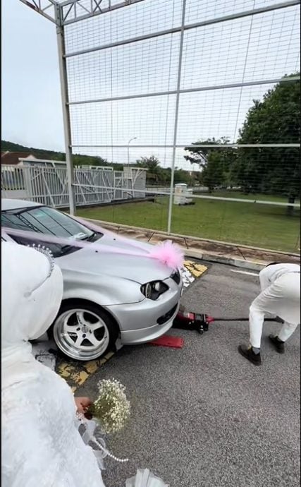 视频|新娘车底盘太低卡路墩！ 新人大喜日蹲马路修车笑翻网民