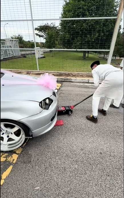 视频|新娘车底盘太低卡路墩！ 新人大喜日蹲马路修车笑翻网民