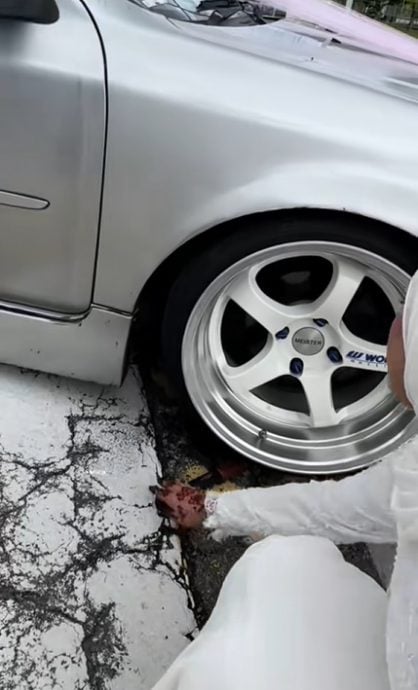视频|新娘车底盘太低卡路墩！ 新人大喜日蹲马路修车笑翻网民