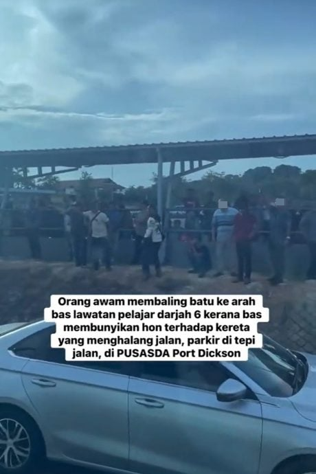 视频|朝校车投掷石块吓哭小学生 网民怒斥鲁莽男子太暴力