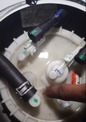 视频|汽油掺水致多辆车抛锚？ 汝来油站紧急关闭引热议