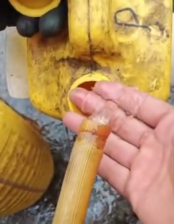 视频|汽油掺水致多辆车抛锚？ 汝来油站紧急关闭引热议