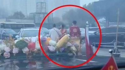 河北婚车遭人拦截索喜烟50条 新人对峙一小时后弃车走路