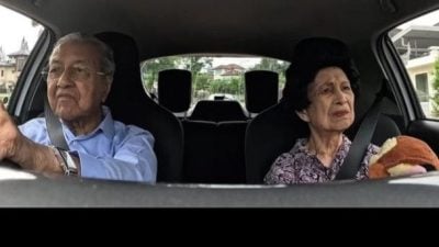 视频 | 甜到爆！百岁敦马亲自开车载妻赴约 网赞“宠妻达人！”