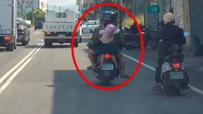 视频|疑汽车故障通知妻子来接 2岁孙悬空“吊”摩托车尾引热议