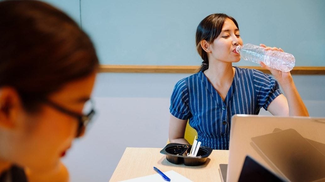 视频|站着喝水伤身体？ 医生说法“无科学根据”惹议