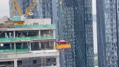 视频 | 经典法拉利被吊上天 空降顶层豪宅 超震撼