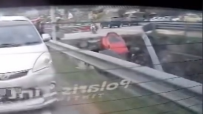 视频|轿车加速超车后突“消失”！疑失控坠沟引围观