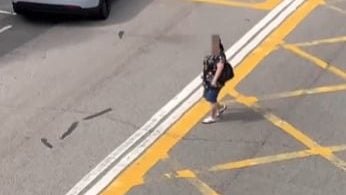 视频|香港女子马路随意“斜穿” 警察耐心截停开罚单掀议