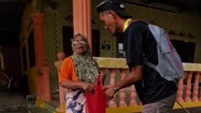 视频 | 骑士偶遇热情阿嫲！送木瓜又塞钱 网叹：或许她只是想找人说说话