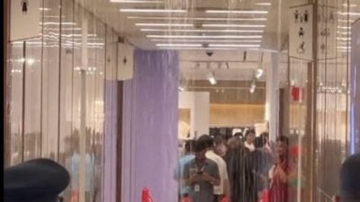 视频｜“瀑布体验馆？”隆商场天花板漏水引热议