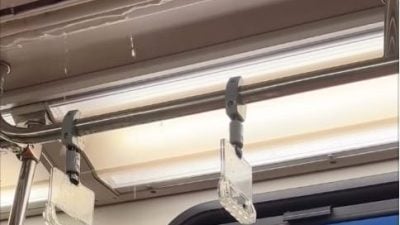 视频| LRT车厢天花板狂漏水 通勤族崩溃：连车内也下雨了！