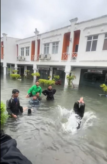 视频|UMK大学生洪水中戏水惹议 网民怒轰：危险又没常识！