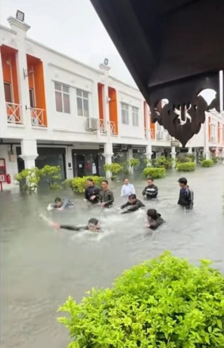 视频|UMK大学生洪水中戏水惹议 网民怒轰：危险又没常识！