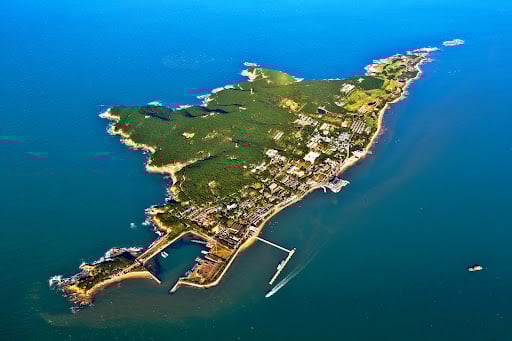 解放军周一在北洋舰队诞生地刘公岛实弹射击