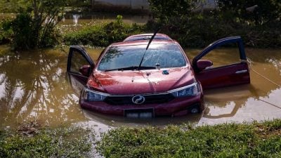 警员陷洪水被冲走 遗体今早被寻获
