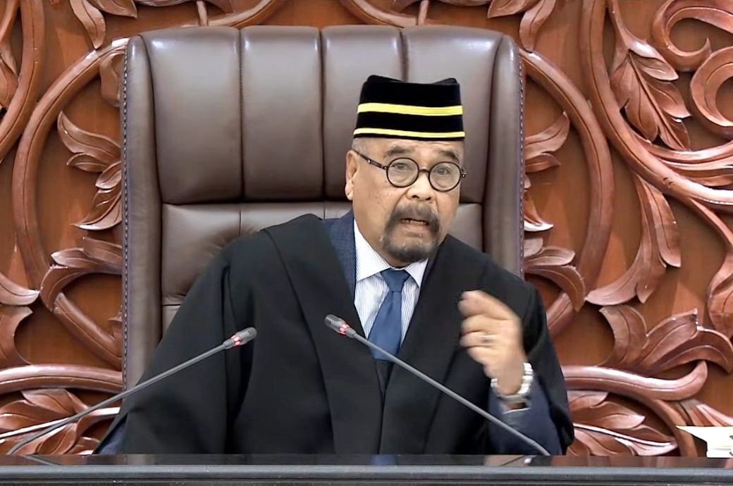 议会变“茶水间”？副议长当场点名：要聊天请出去！