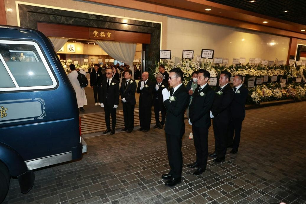 许绍雄出殡佘诗曼强忍泪水 苗侨伟欧阳震华等扶灵送别