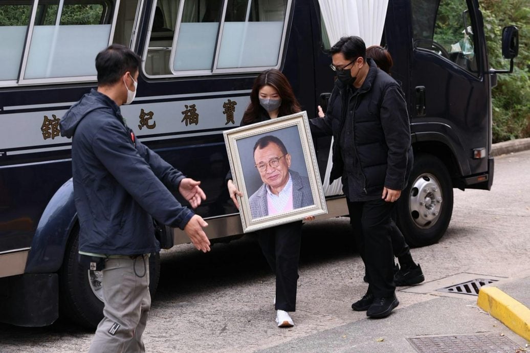 许绍雄出殡佘诗曼强忍泪水 苗侨伟欧阳震华等扶灵送别