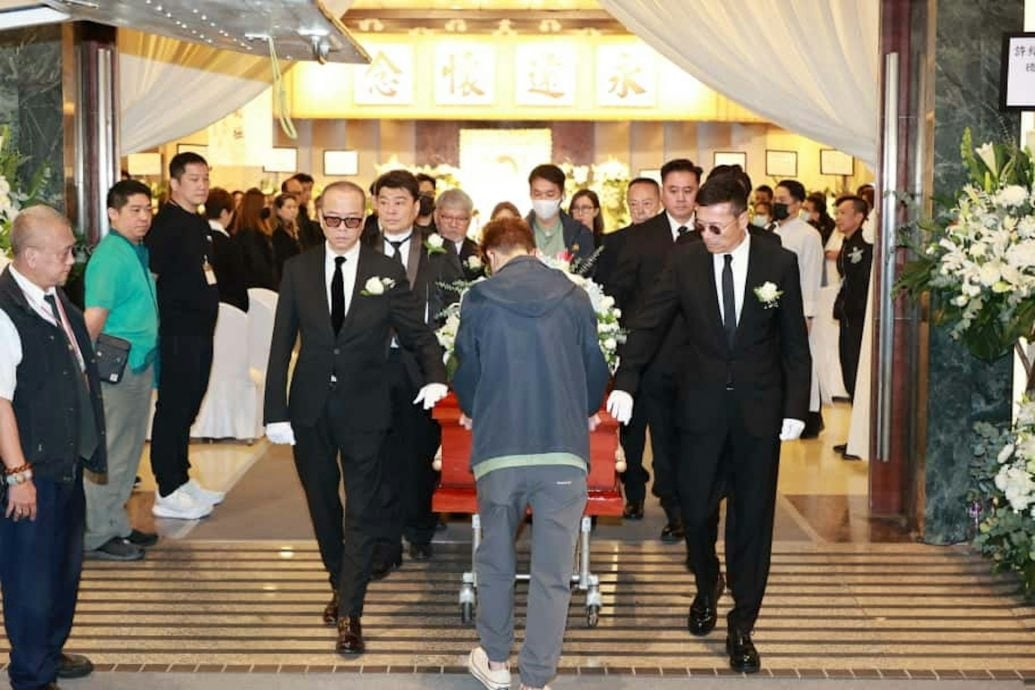 许绍雄出殡佘诗曼强忍泪水 苗侨伟欧阳震华等扶灵送别