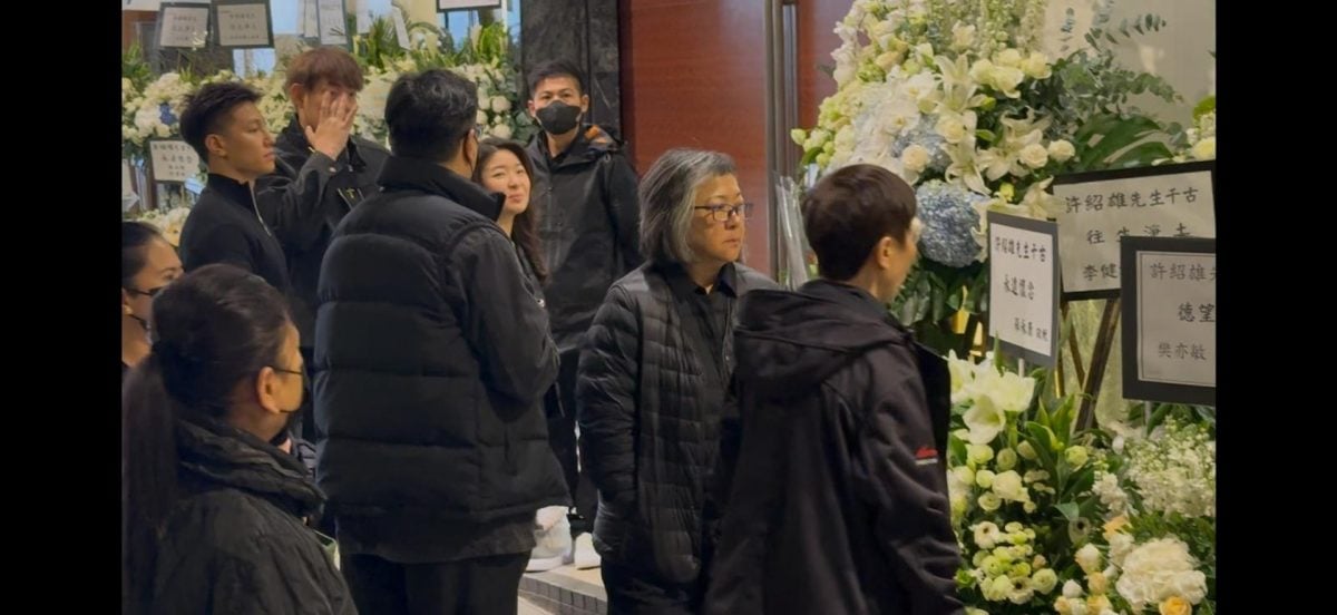 许绍雄出殡|林子祥高海宁一早到灵堂 佘诗曼哭肿眼戴墨镜送别