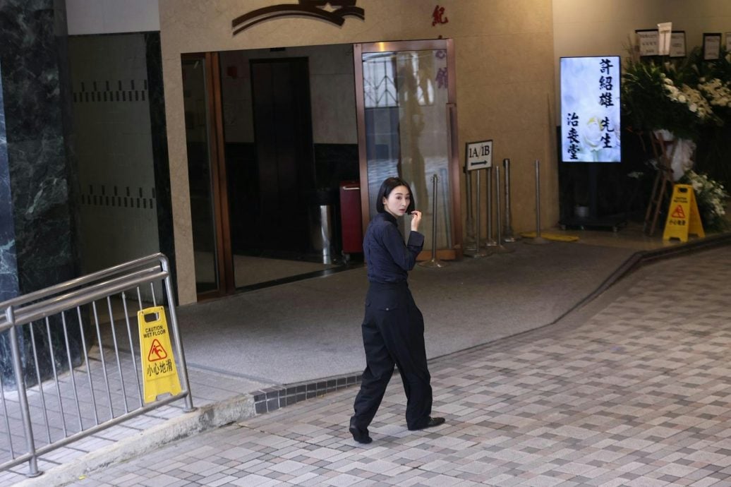 许绍雄出殡|林子祥高海宁一早到灵堂 佘诗曼哭肿眼戴墨镜送别