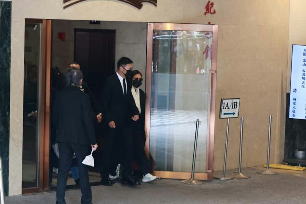 许绍雄出殡|林子祥高海宁一早到灵堂 佘诗曼哭肿眼戴墨镜送别