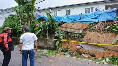 抵不住狂风暴雨   煤炭山民宅围墙倒塌 