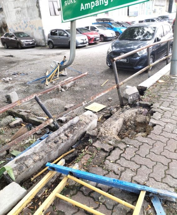 请签发-大都会/安邦丽华镇莲花1/2路巨型道路指示牌疑遭撞击后移位，恐随时倒