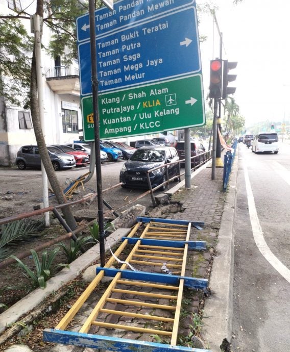 请签发-大都会/安邦丽华镇莲花1/2路巨型道路指示牌疑遭撞击后移位，恐随时倒