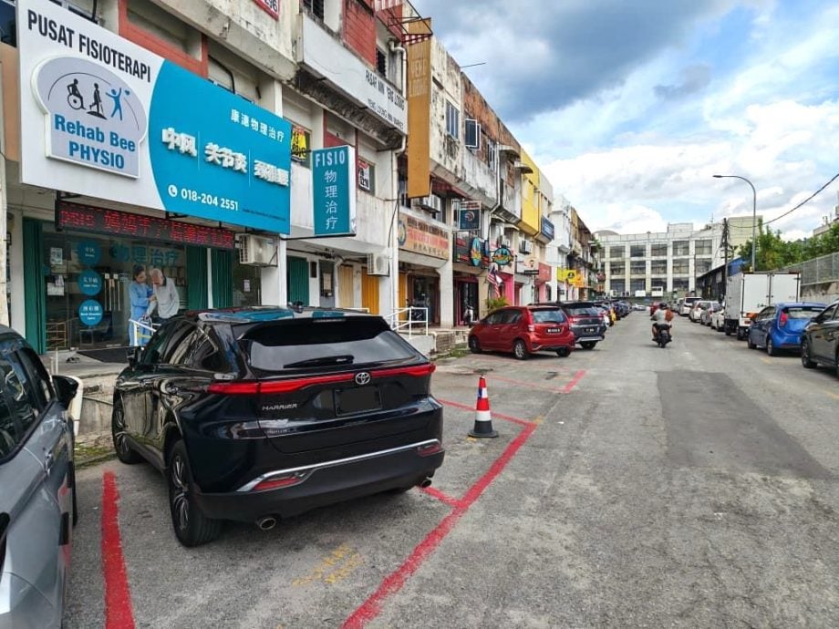 请签发-大都会/物理治疗师被匪徒抢项链,追匪时被拖了5、6杪,手脚受伤/4图