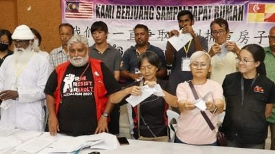 巴板路拆木屋风波｜“多年来缴税 有临时地契”　村民怒撕文告 要求协商