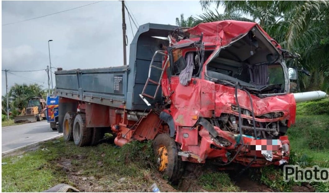 请签发-大都会/瓜冷警方：2罗里相撞车祸/2图