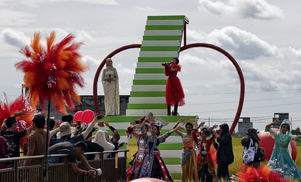 请签发-大都会/雪旅游局与广西电视台录制民歌盛典开镜仪式／6图