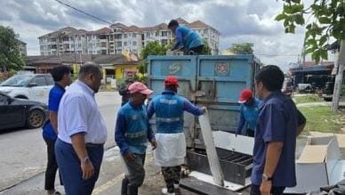 KDEBWM总动员   助水灾灾黎清理家园