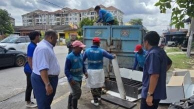 KDEBWM总动员   助水灾灾黎清理家园