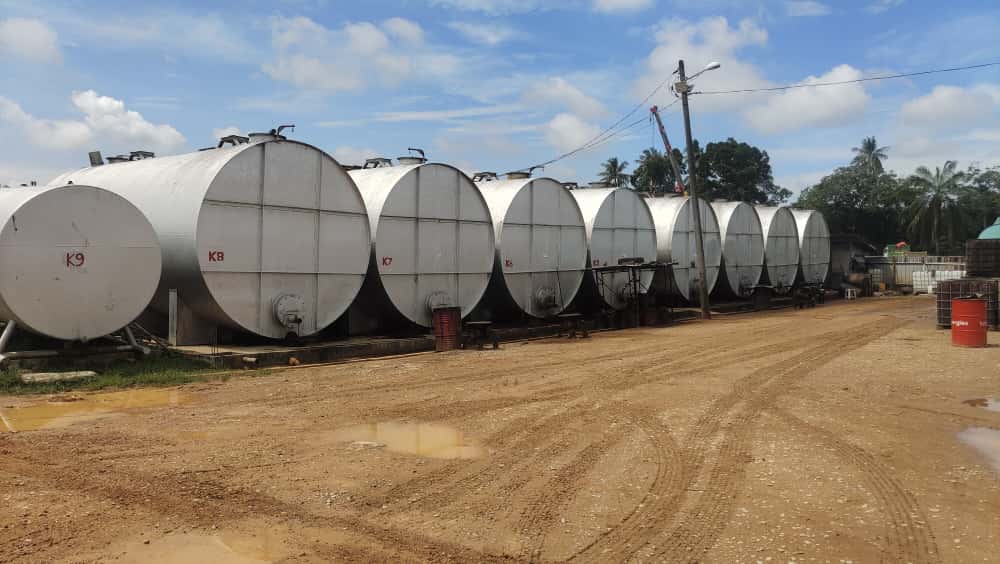 请签发－大都会/水警破获加埔非法黑油厂／3图