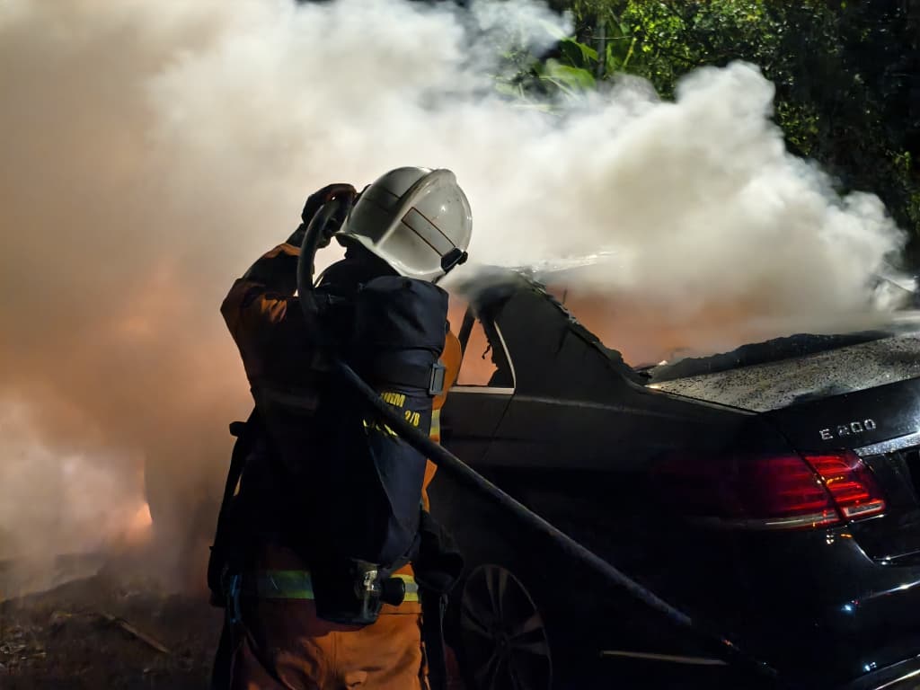 豪华轿车打扪起火　车身烧毁八成无人伤