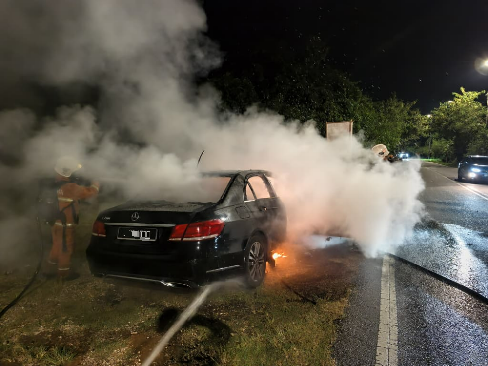 豪华轿车打扪起火　车身烧毁八成无人伤